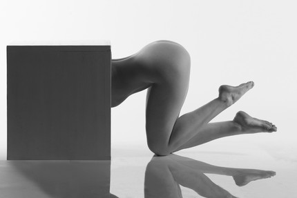 Nude into the cube
